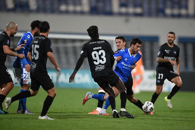 Duelo entre jogadores do Belenenses e da Académica - Foto: Académica