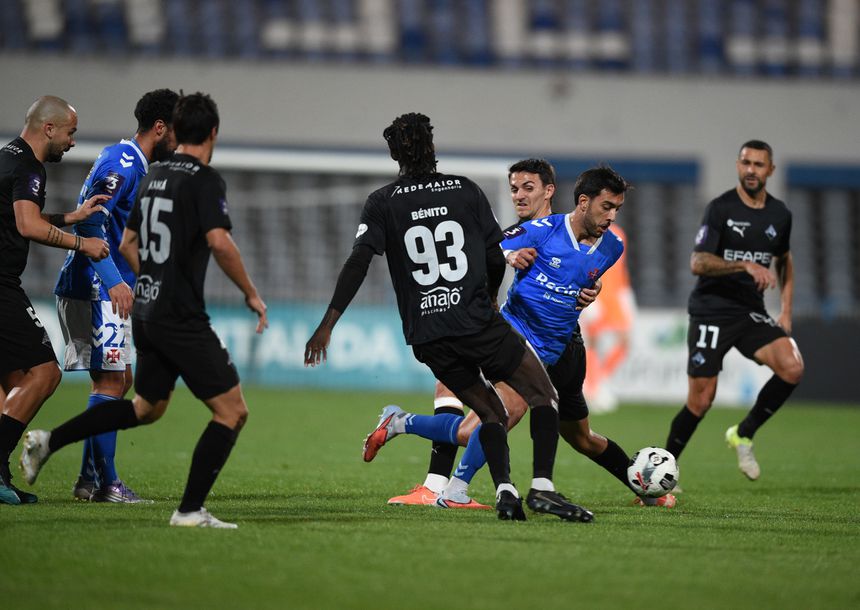 Duelo entre jogadores do Belenenses e da Académica - Foto: Académica