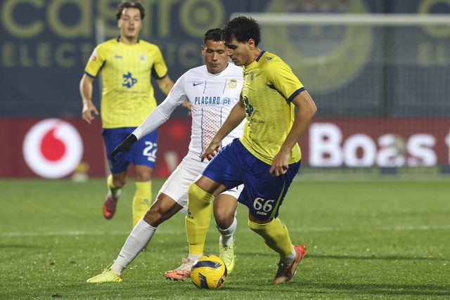 Sandro Lima foi expulso a meio da primeira parte e deixou os ribatejanos em desvantagem numérica no reduto dos lobos - Foto: Paulo Novais/LUSA