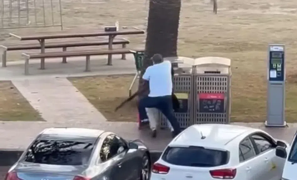 Momento em que um dos atiradores é intercetado por um civil