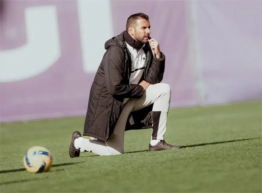 Técnico dos estrelistas está convicto de que a sua equipa pode surpreender o líder do campeonato - Foto: Estrela da Amadora