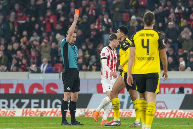 Jobe Bellingham expulso no empate do Borussia Dortmund