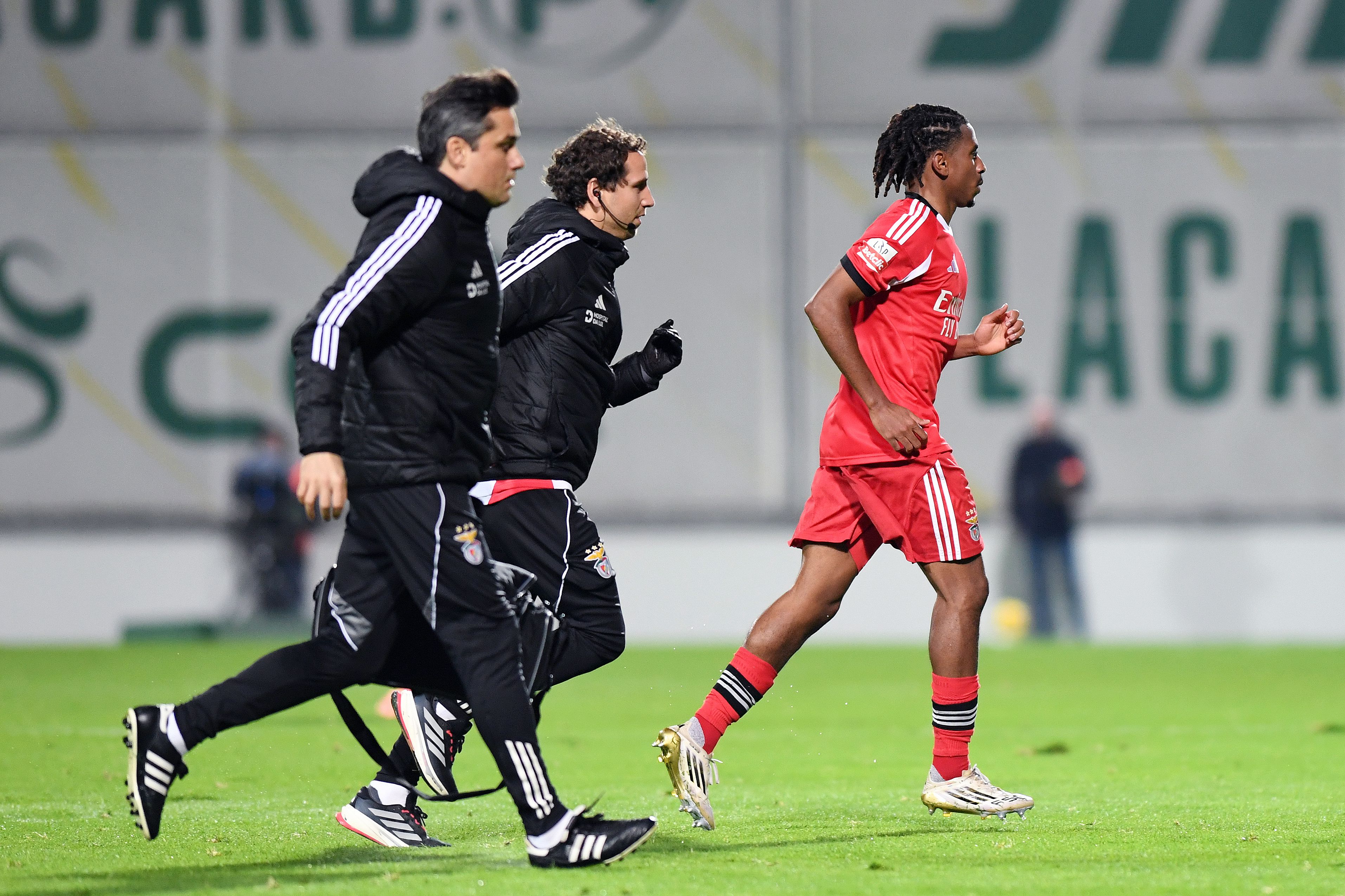 Leandro Barreiro teve de ser assistido depois de sofrer uma falta dura - Foto: Rogério Ferreira / Kapta+