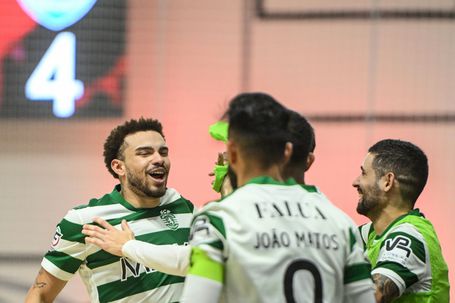 Allan Guilherme marcou e festejou junto dos colegas -  Foto: Sporting CP