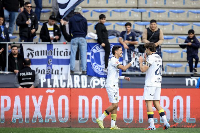 Famalicão-Estoril: minhotos 'depenam' canarinhos