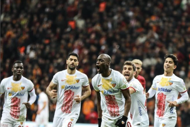 Aylton Boa Morte marca, mas não evita vitória do Galatasaray