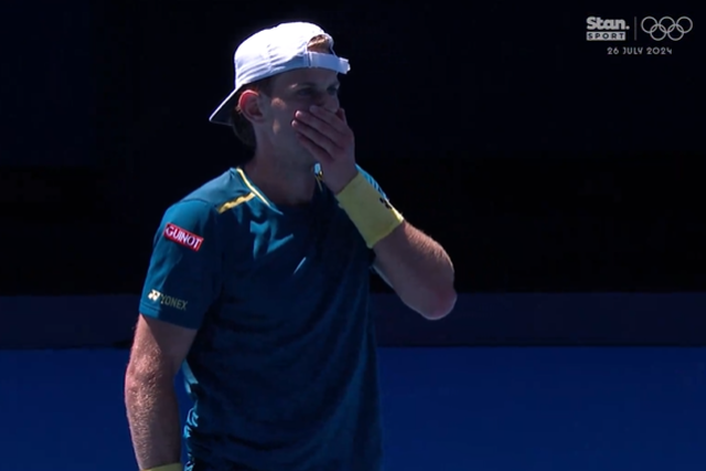 Vídeo: Tsitsipas deixa adversário de boca aberta com ponto inacreditável