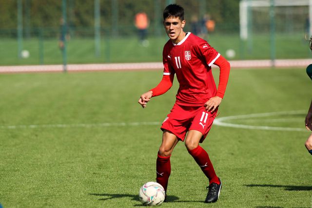 Mercado FC Porto: jovem médio sérvio apontado ao Dragão