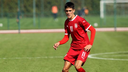 Mercado FC Porto: jovem médio sérvio apontado ao Dragão