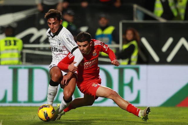 Amdouni luta pela bola no Farense-Benfica da Taça de Portugal (foto: Grafislab)