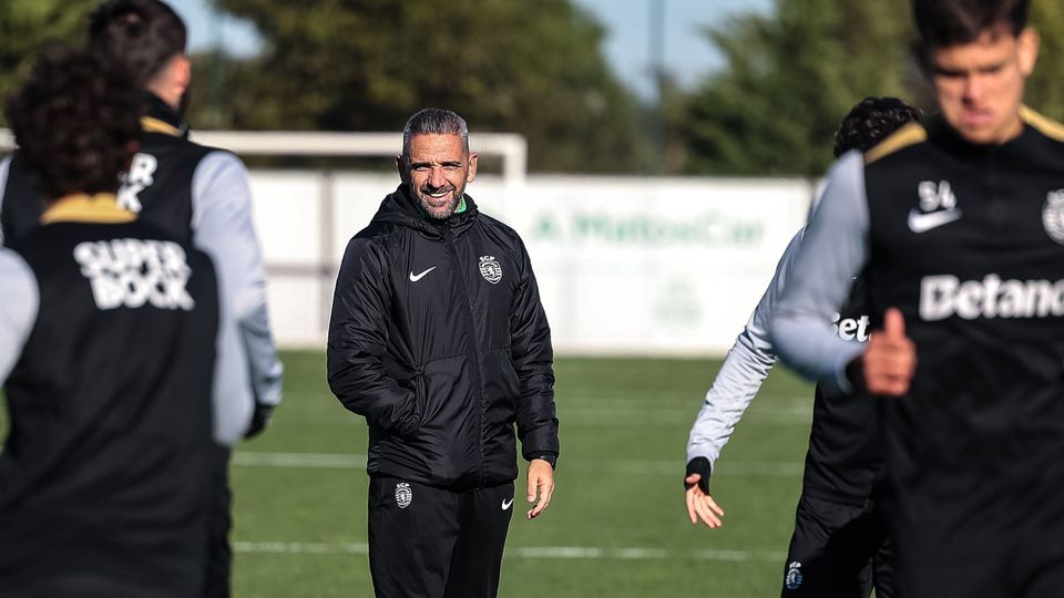 Rui Borges, treinador do Sporting, orientou um treino no relvado da Academia Cristiano Ronaldo, em Alcochete