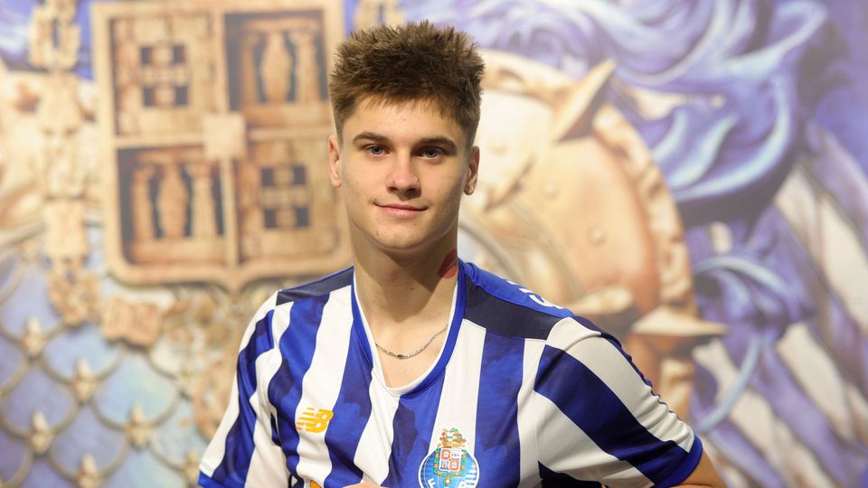 Ponta de lança Trofim Melnichenko, de 18 anos, que chega do Dínamo de Minsk para reforçar a equipa B do FC Porto (FOTO: FC PORTO)