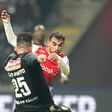Ricardo Horta (D) do Sporting de Braga com João Pinto (Lusitano de Évora) remata para o golo frente ao Lusitano de Évora no jogo a contar para a Taça de Portugal realizado no Estádio Municipal de Braga, 15 de janeiro de 2025. HUGO DELGADO/LUSA