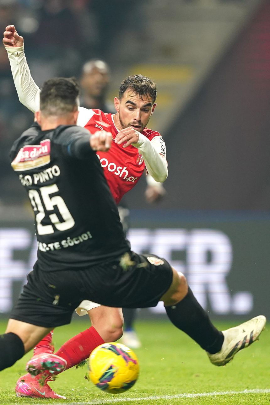 Ricardo Horta (D) do Sporting de Braga com João Pinto (Lusitano de Évora) remata para o golo frente ao Lusitano de Évora no jogo a contar para a Taça de Portugal realizado no Estádio Municipal de Braga, 15 de janeiro de 2025. HUGO DELGADO/LUSA
