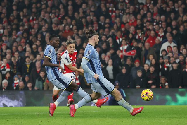 Leandro Trossard em ação diante do Tottenham