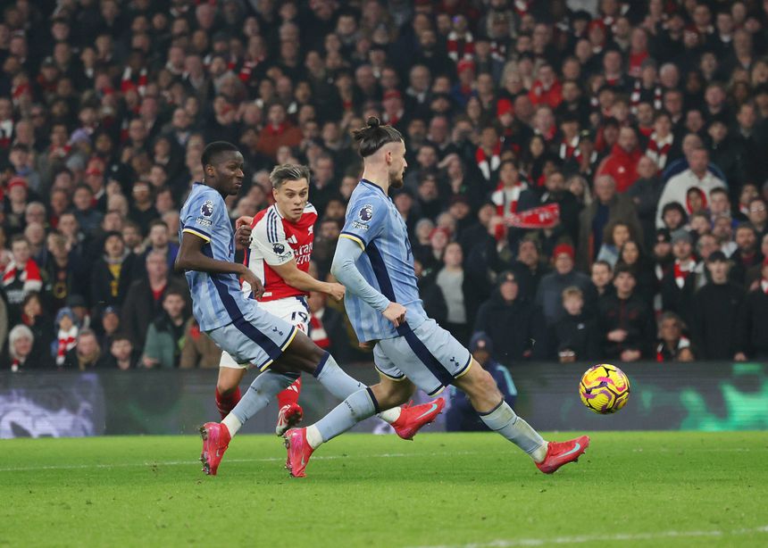 Leandro Trossard em ação diante do Tottenham