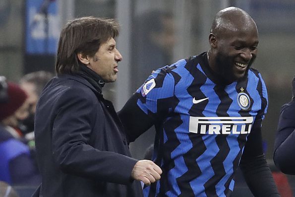 Antonio Conte felicita Lukaku quando ambos representavam o Inter (IMAGO)