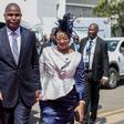 Daniel Chapo chega à cerimónia de investidura como presidente de Moçambique acompanhado pela mulher, Gueta Chapo