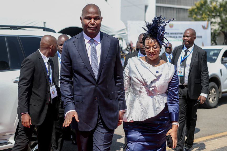 Daniel Chapo chega à cerimónia de investidura como presidente de Moçambique acompanhado pela mulher, Gueta Chapo