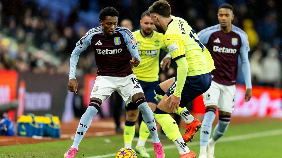 Jaden Philogene em ação pelo Aston Villa diante do Southampton