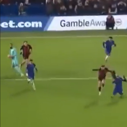 Polémica: VAR alertou, mas puxão de cabelo a Cucurella escapou ao vermelho (vídeo)