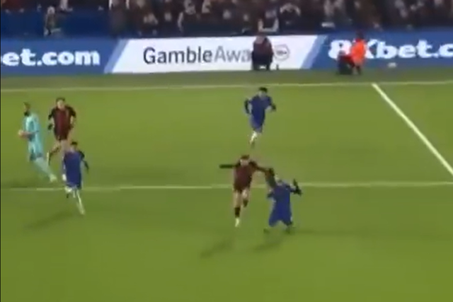 Polémica: VAR alertou, mas puxão de cabelo a Cucurella escapou ao vermelho (vídeo)