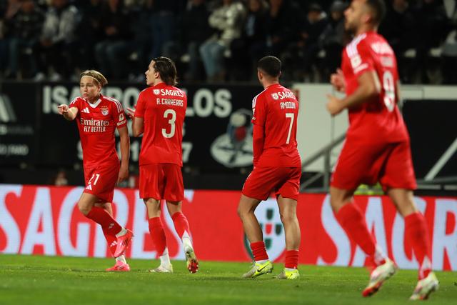 Schjelderup festeja depois de marcar ao Farense