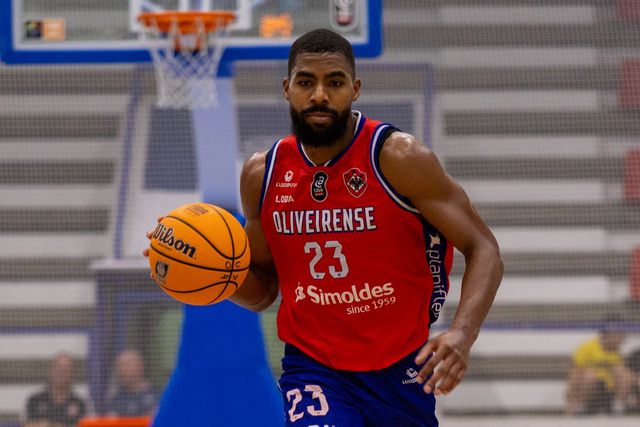 O basquetebolista Wesley Saunders a jogar pela Oliveirense