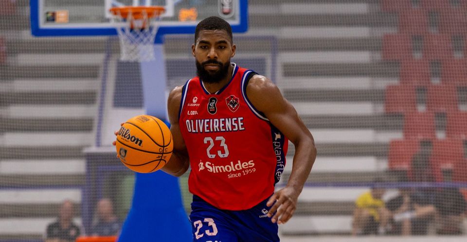 O basquetebolista Wesley Saunders a jogar pela Oliveirense