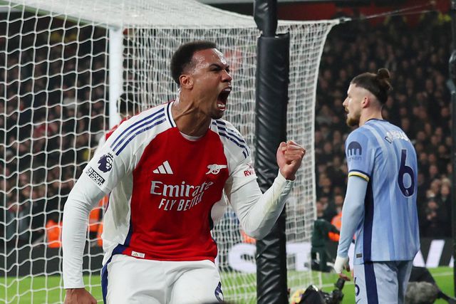 Arsenal derrota o Tottenham e sobe ao segundo lugar