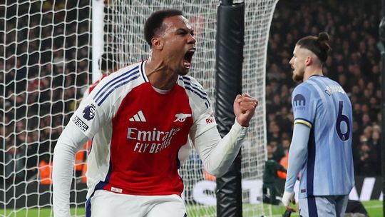 Arsenal derrota o Tottenham e sobe ao segundo lugar