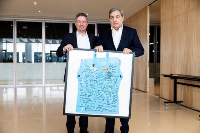 Fontela Gomes ao lado de Fernando Gomes, com uma camisola assinada por todos os árbitros
