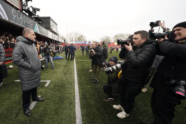 Ange Postecoglou no terreno do Tamworth