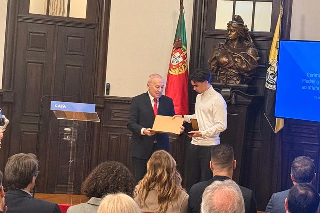 Mateus Mide recebe Medalha de Mérito Municipal das mãos do edil de Gaia, Luís Filipe Menezes