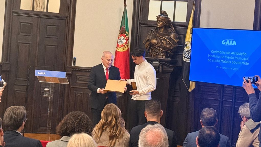 Mateus Mide recebe Medalha de Mérito Municipal das mãos do edil de Gaia, Luís Filipe Menezes