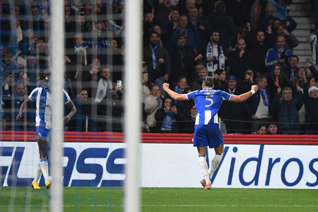 A celebração de Bednarek no golo apontado ao Benfica - Rogério Ferreira/Kapta+