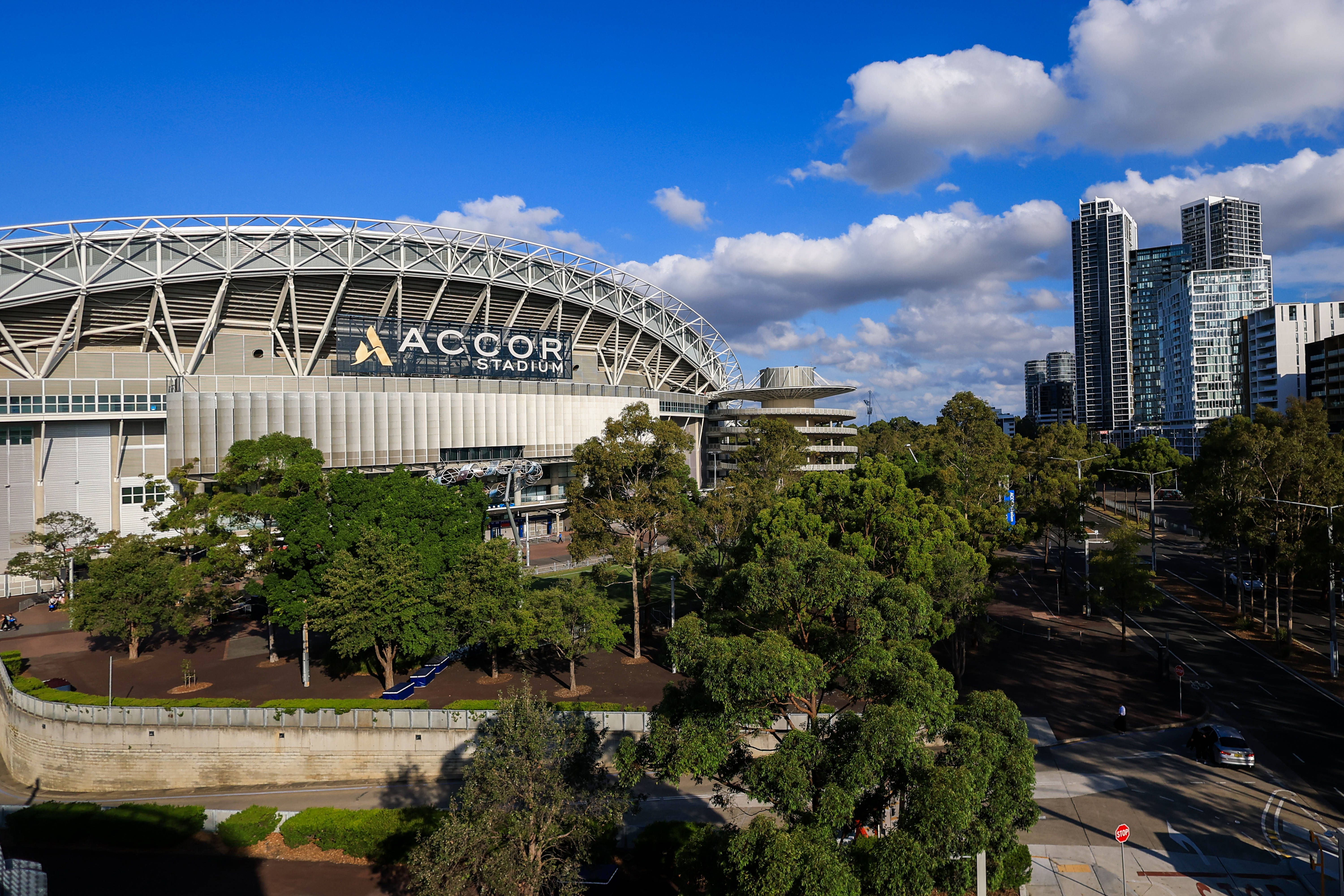 Estádio Australia, Sydney, 695 milhões de euros. Desenhado para os JO de 2000, revelou-se grande demais quando terminou o evento