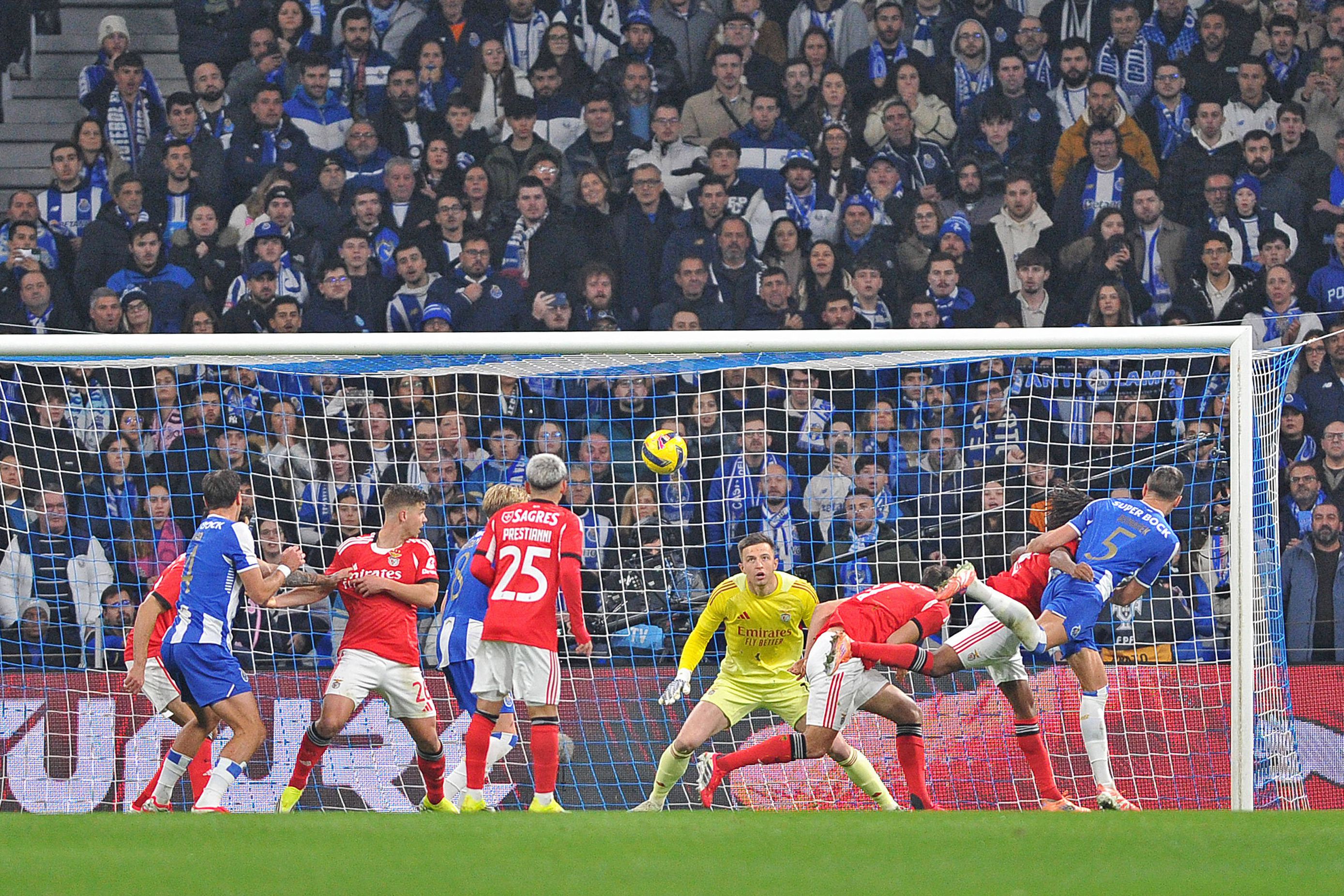 Jan Bednarek cabeceia para o mais que provável ponto final na época do Benfica, com a eliminação nos quartos de final da Taça de Portugal - Foto: IMAGO