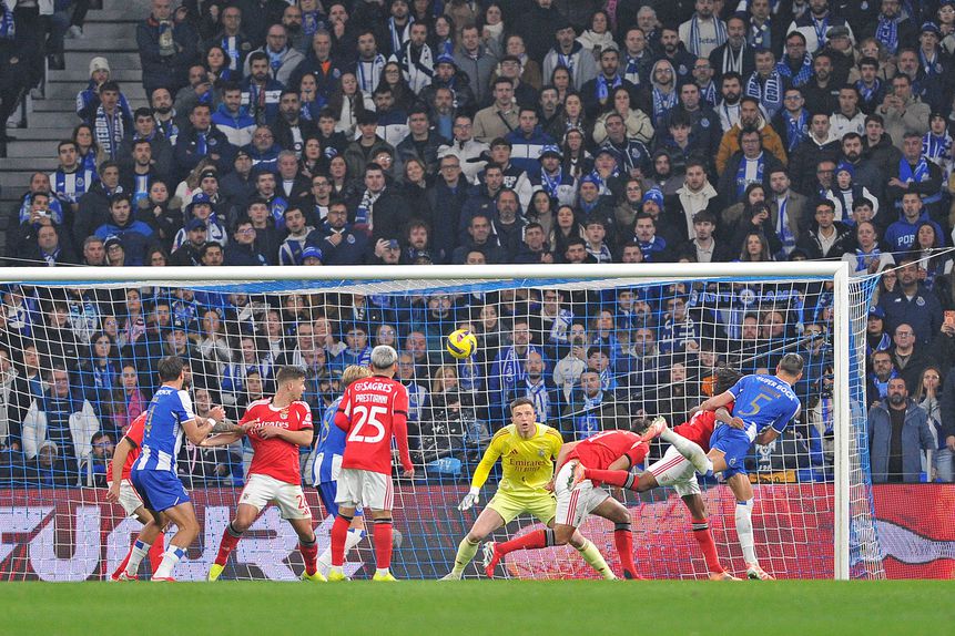 Jan Bednarek cabeceia para o mais que provável ponto final na época do Benfica, com a eliminação nos quartos de final da Taça de Portugal - Foto: IMAGO