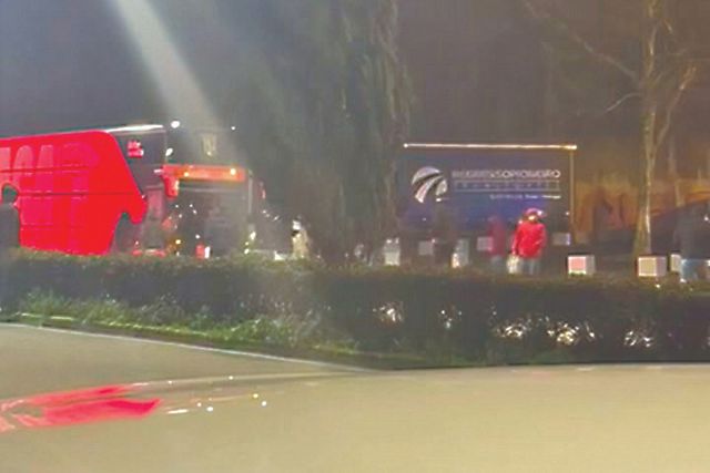 Contestação fez-se sentir na chegada da comitiva arsenalista de Fafe, na noite de ontem - Foto: D. R.