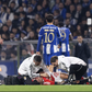 Richard Ríos assistido pela equipa médica do Benfica no clássico com o FC Porto — Foto: Imago