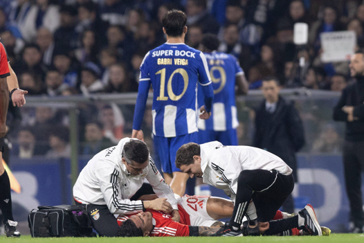 Richard Ríos assistido pela equipa médica do Benfica no clássico com o FC Porto — Foto: Imago