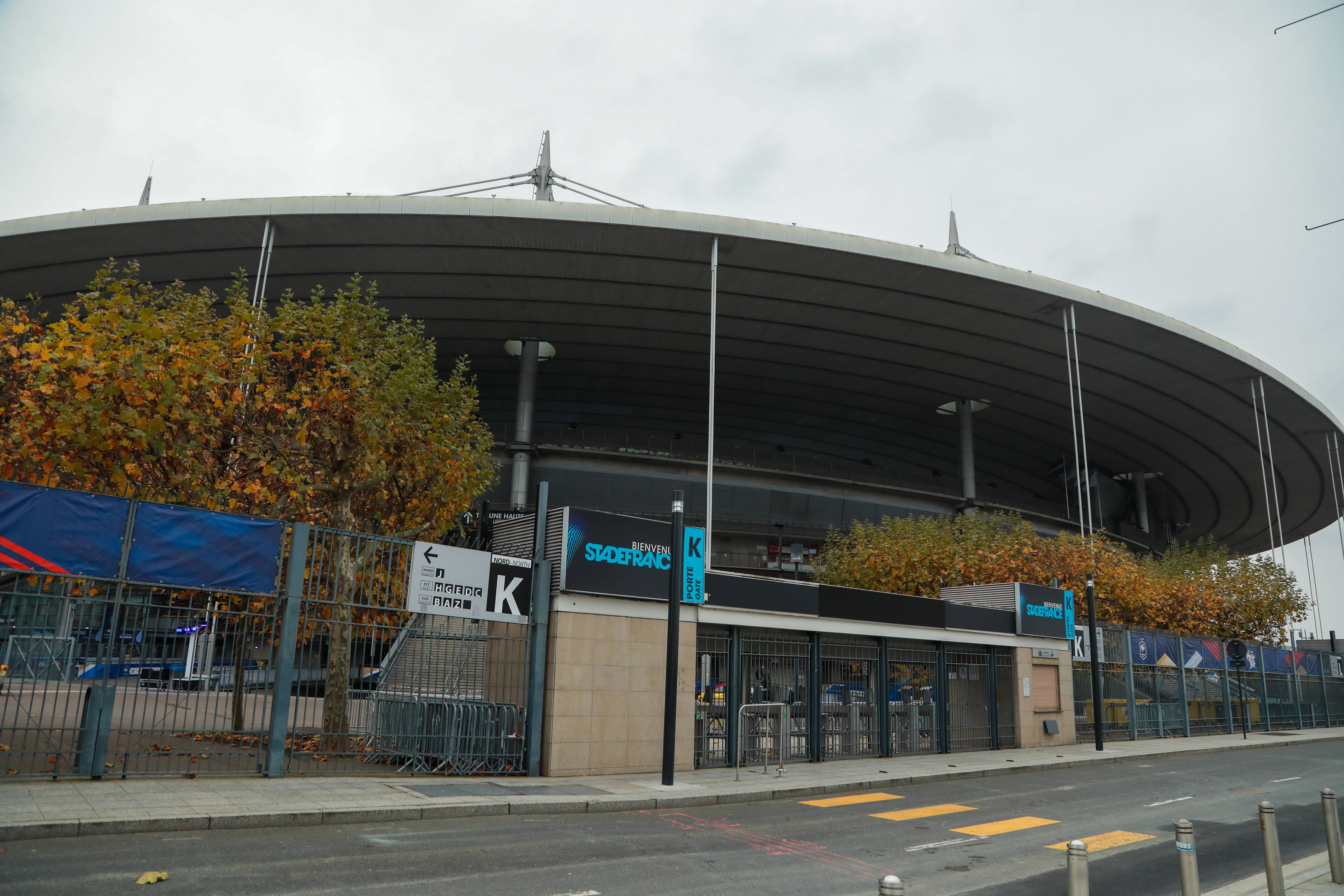 Stade de France, Paris, custo de 346 milhões de euros. Abriu em 1998 como estádio nacional, sem clube residente. Pouca utilização