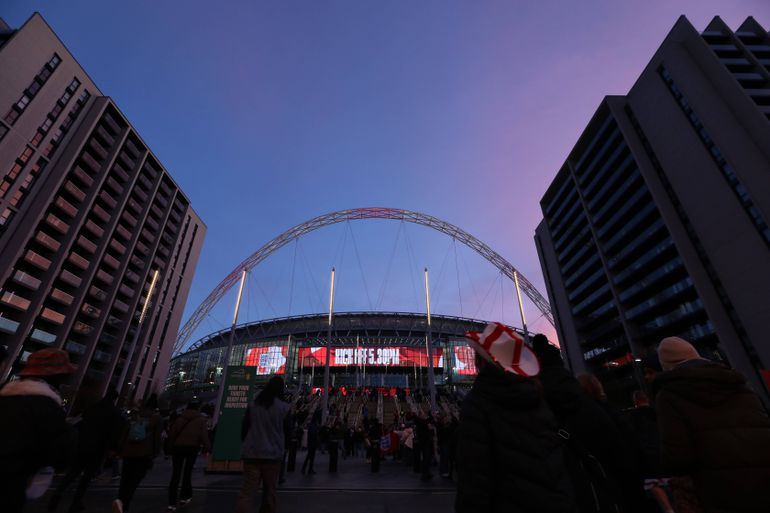 Estádio de Wembley, em Londres. Obras de reconstrução passaram os 500 milhões de euros para reabertura em 2007. Dívida a longo prazo e constantes mudanças no design