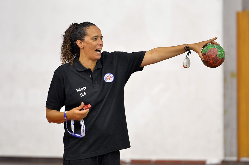 Esta foi a segunda passagem de Sandra Fernandes pelo comando técnico das insulares - Foto: A BOLA