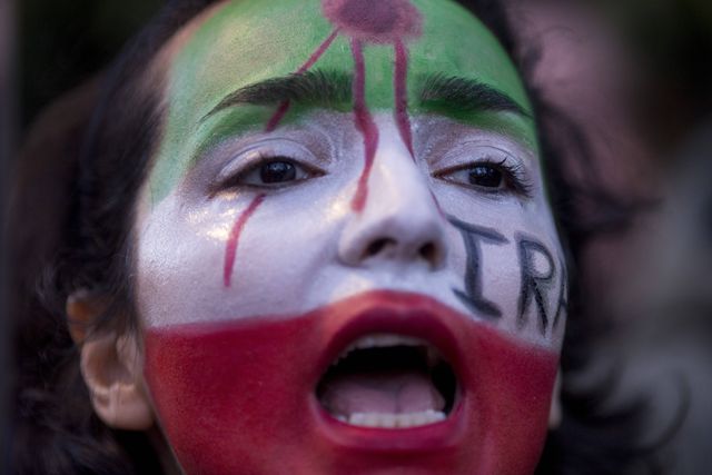 Manifestante contra a repressão no Irão