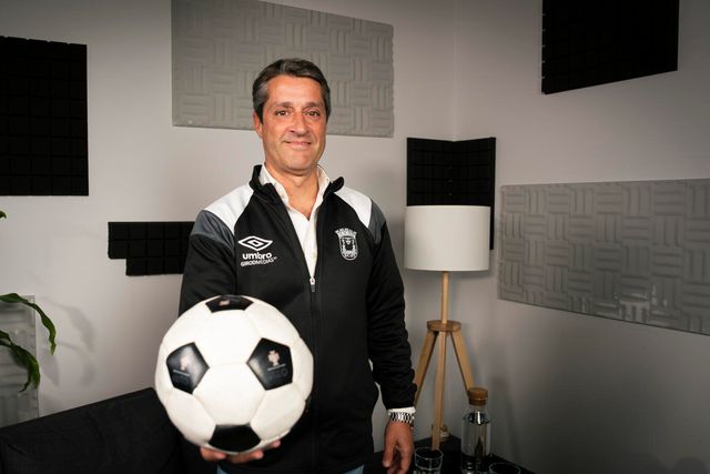 Entrevista ao técnico do emblema do Oeste decorreu nas instalações de A BOLA, nas Torres de Lisboa - Foto: Mariana Tenório