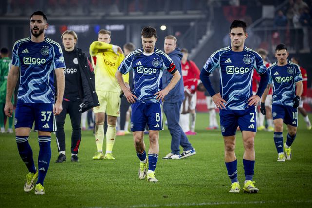 Equipa do Ajax cabisbaixa após goleada sofrida em Alkmaar