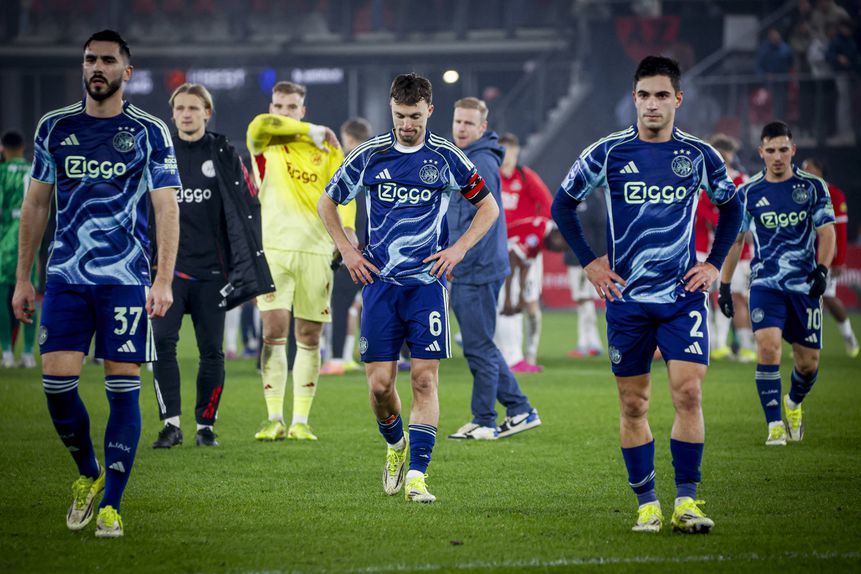 Equipa do Ajax cabisbaixa após goleada sofrida em Alkmaar