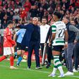 José Mourinho e Rui Borges durante o Benfica-Sporting na Liga